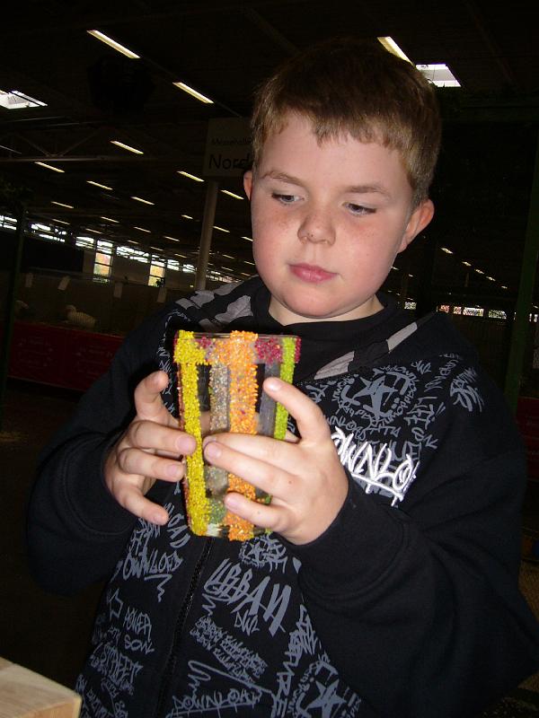 Muenster 2008 799.jpg - Basteln am Bastelstand in der Jugendabteilung